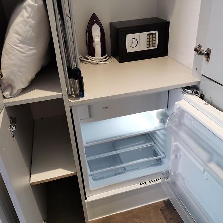 City Prime Apartments Londra Exterior foto A mini-refrigerator in a hotel room
