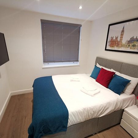City Prime Apartments Londra Exterior foto A bedroom in a serviced apartment in London
