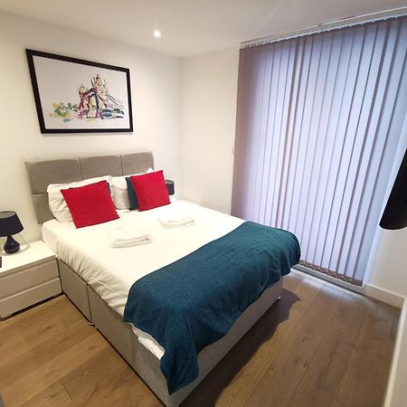 City Prime Apartments Londra Exterior foto A bedroom in a serviced apartment in London