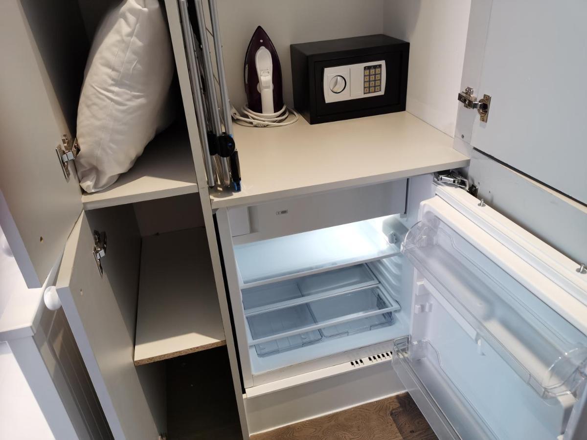 City Prime Apartments Londra Exterior foto A mini-refrigerator in a hotel room