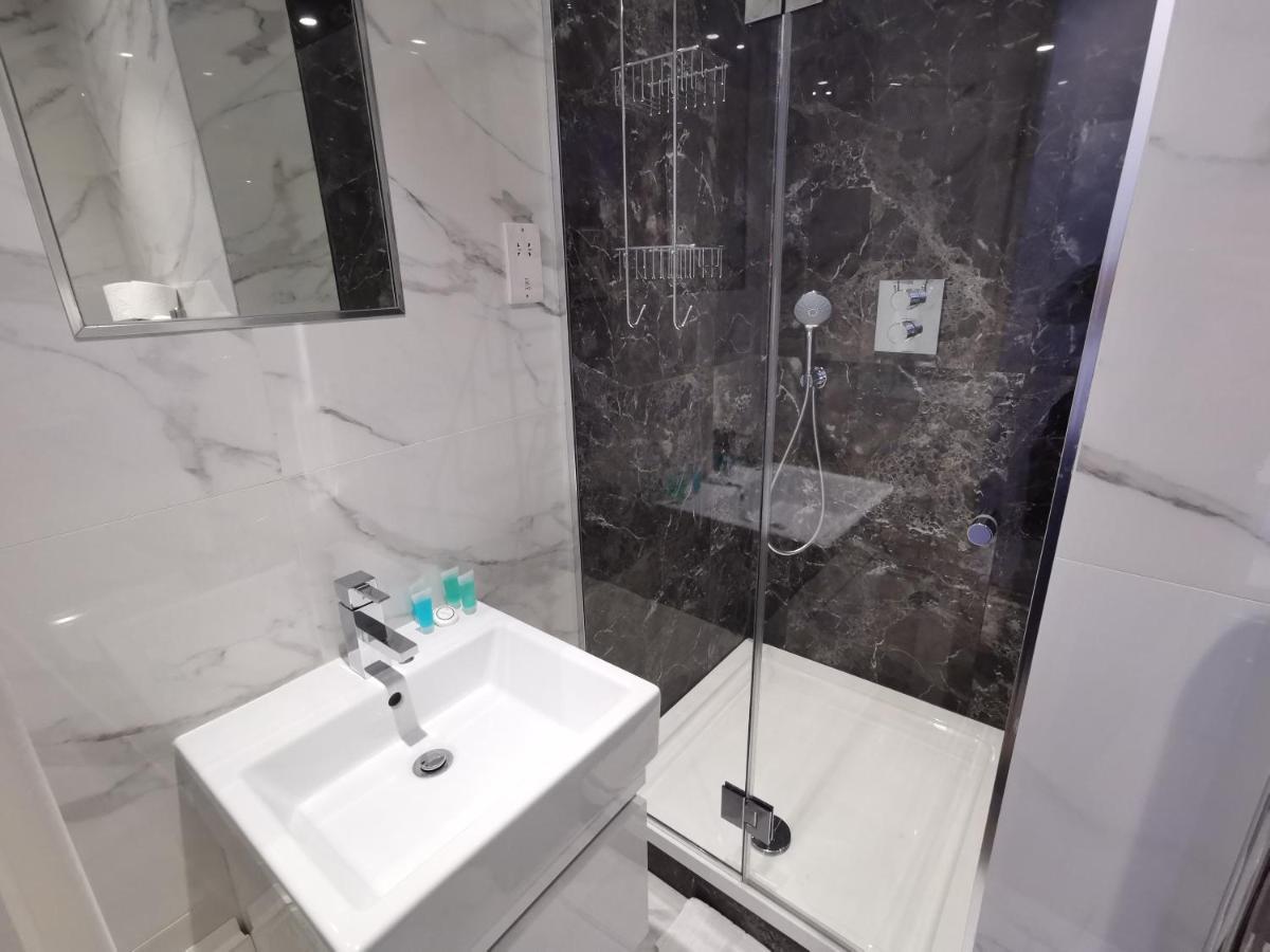 City Prime Apartments Londra Exterior foto A shower cubicle