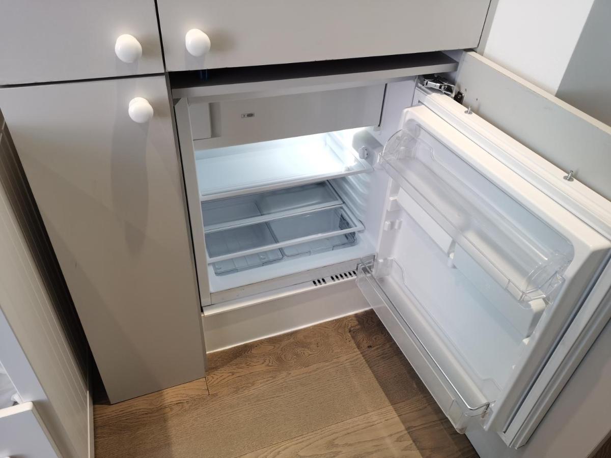 City Prime Apartments Londra Exterior foto A built-in freezer