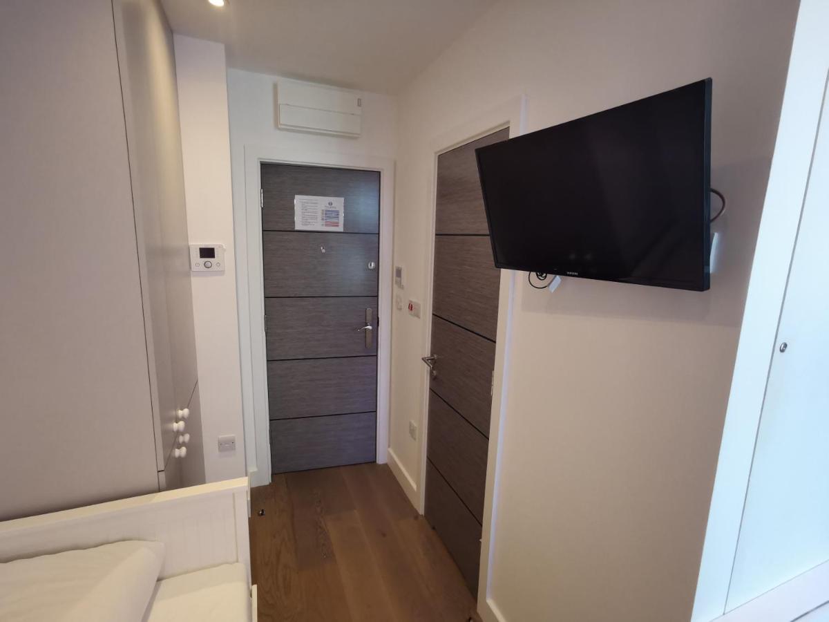 City Prime Apartments Londra Exterior foto A typical studio apartment in the UK