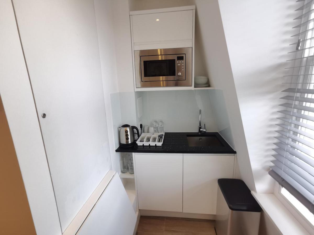 City Prime Apartments Londra Exterior foto A kitchenette in a hotel room