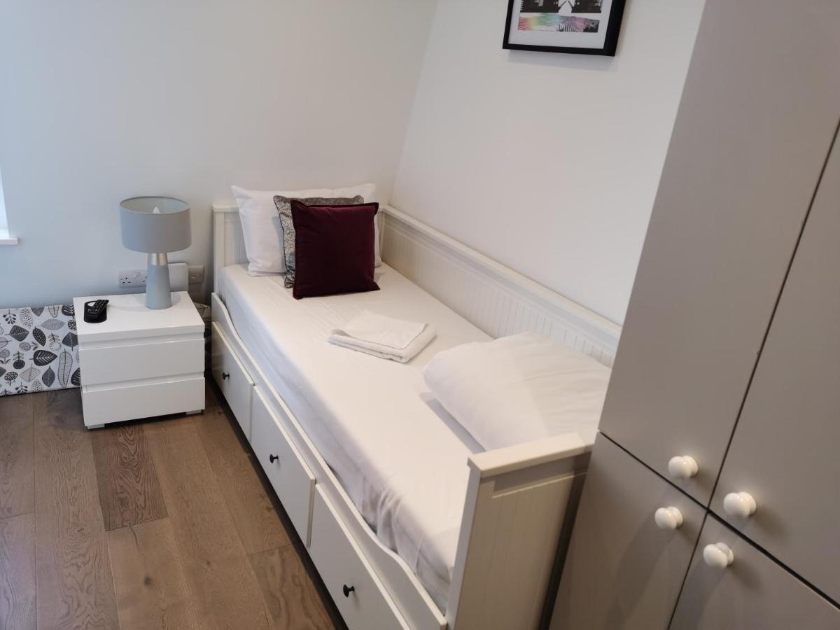 City Prime Apartments Londra Exterior foto A single bed