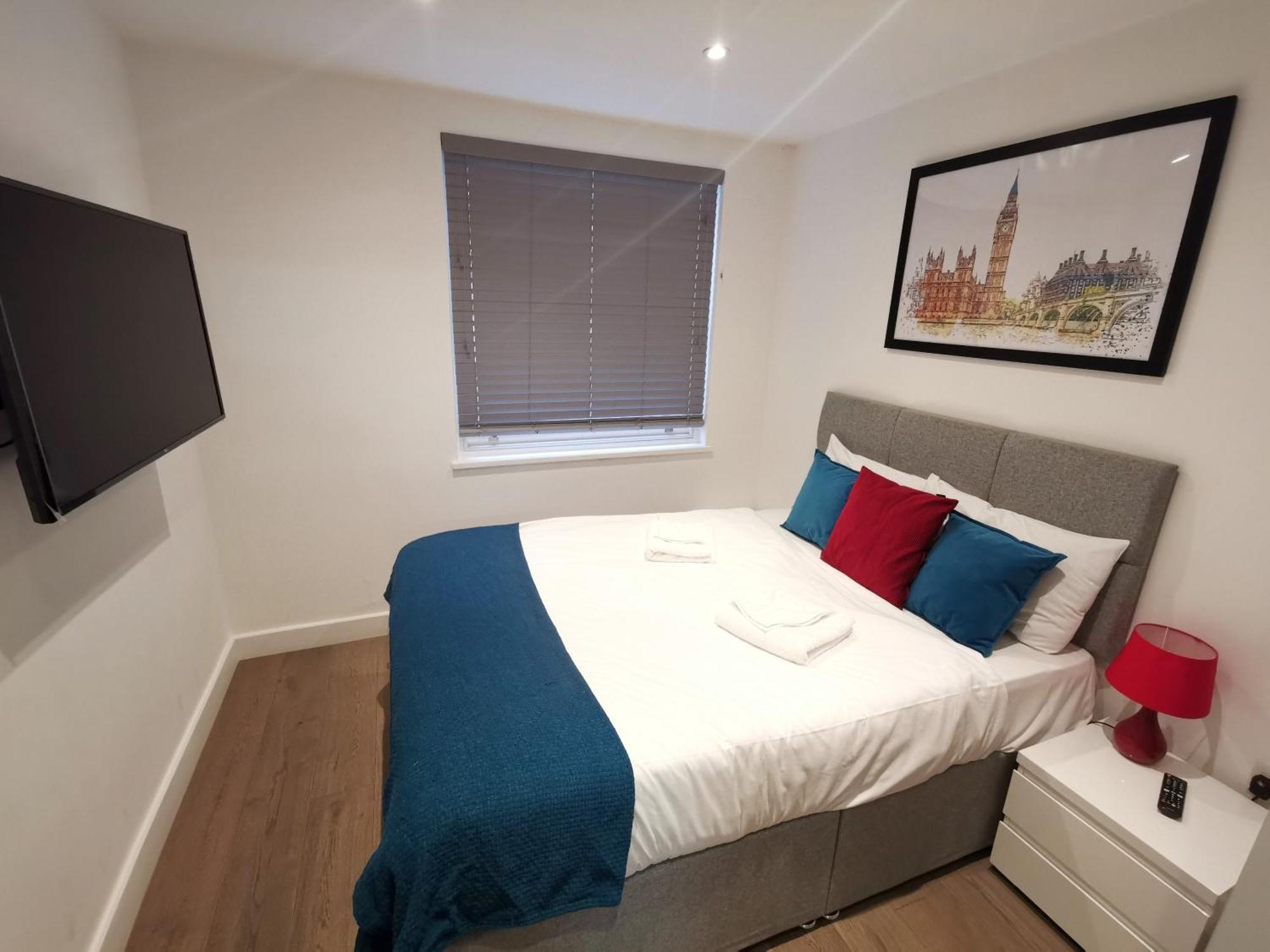 City Prime Apartments Londra Exterior foto A bedroom in a serviced apartment in London