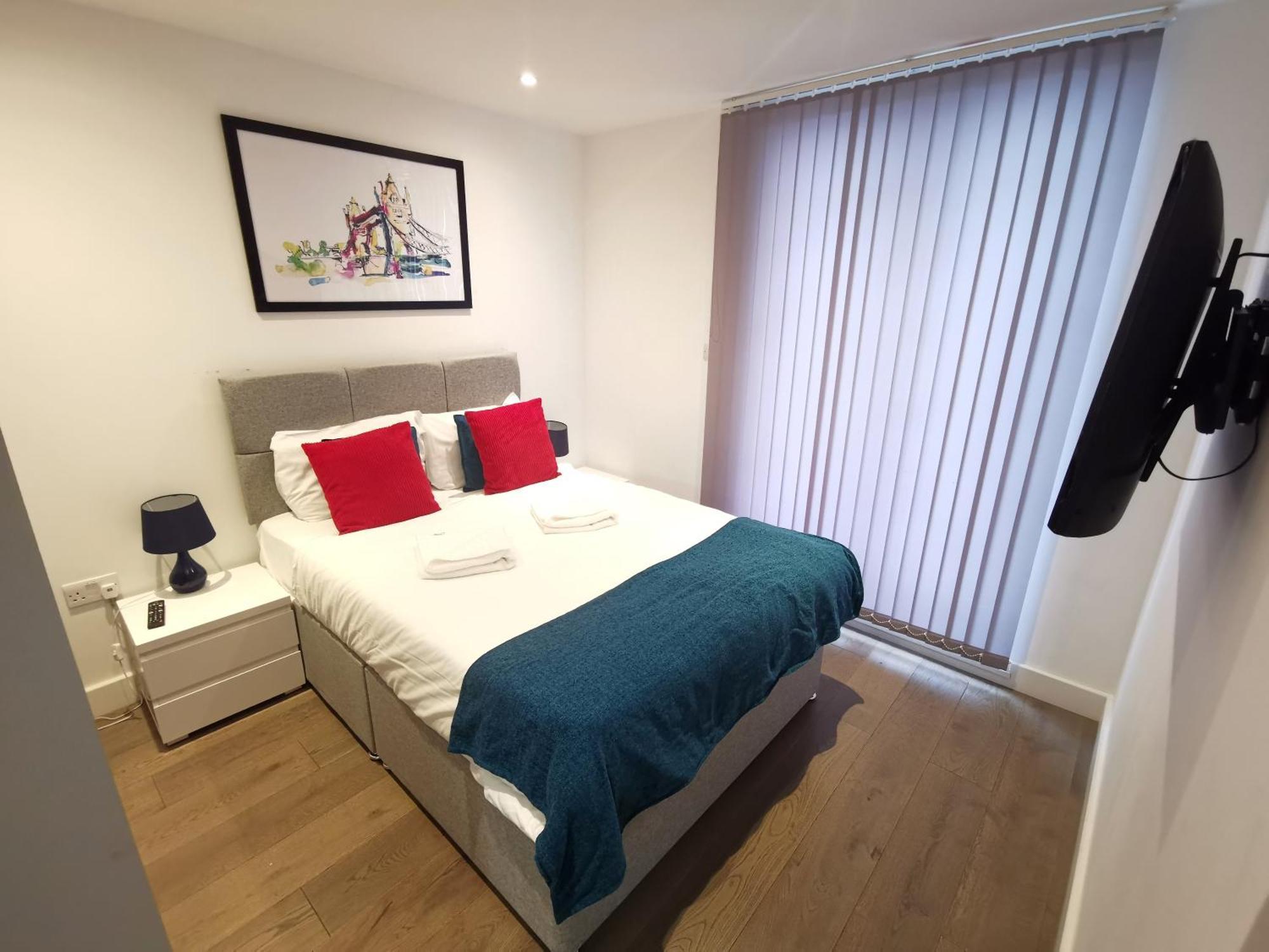 City Prime Apartments Londra Exterior foto A bedroom in a serviced apartment in London