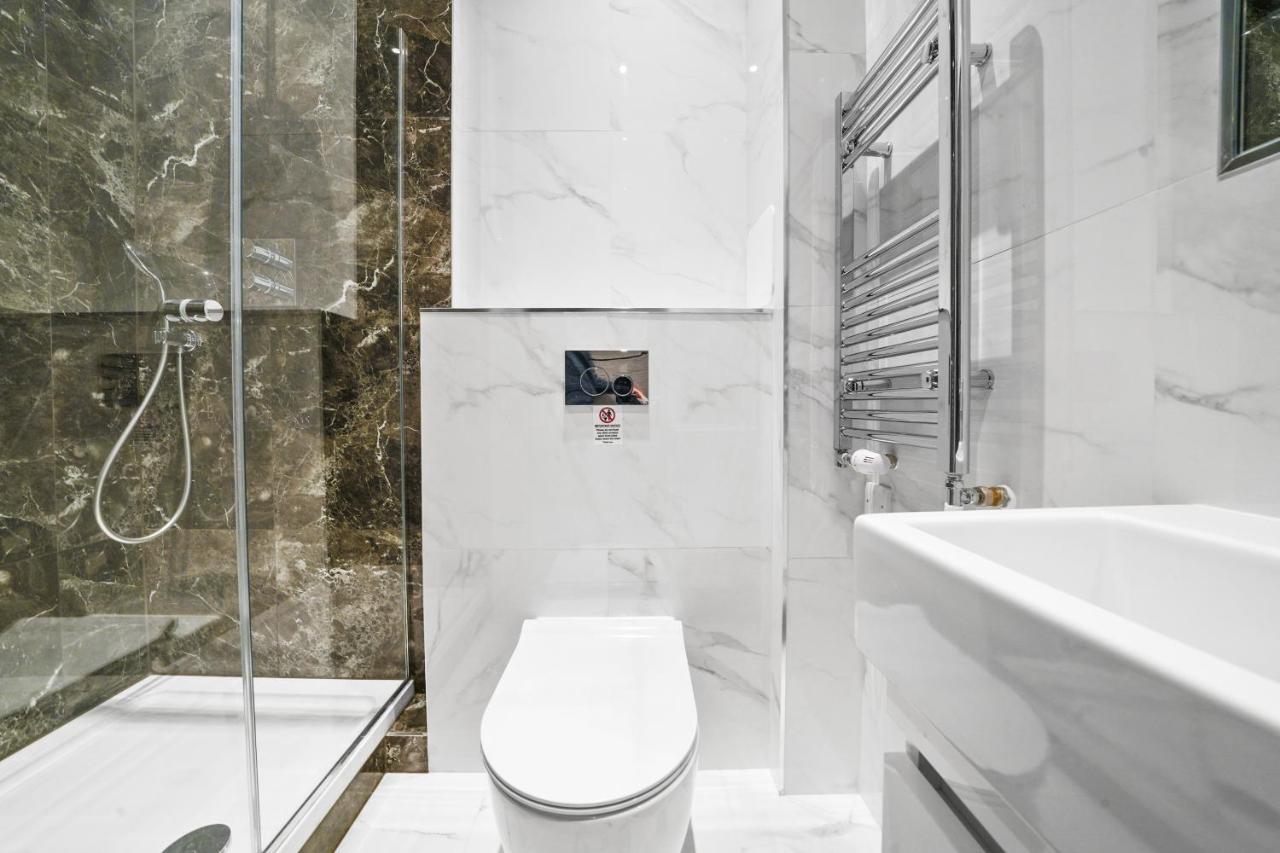 City Prime Apartments Londra Exterior foto A modern bathroom
