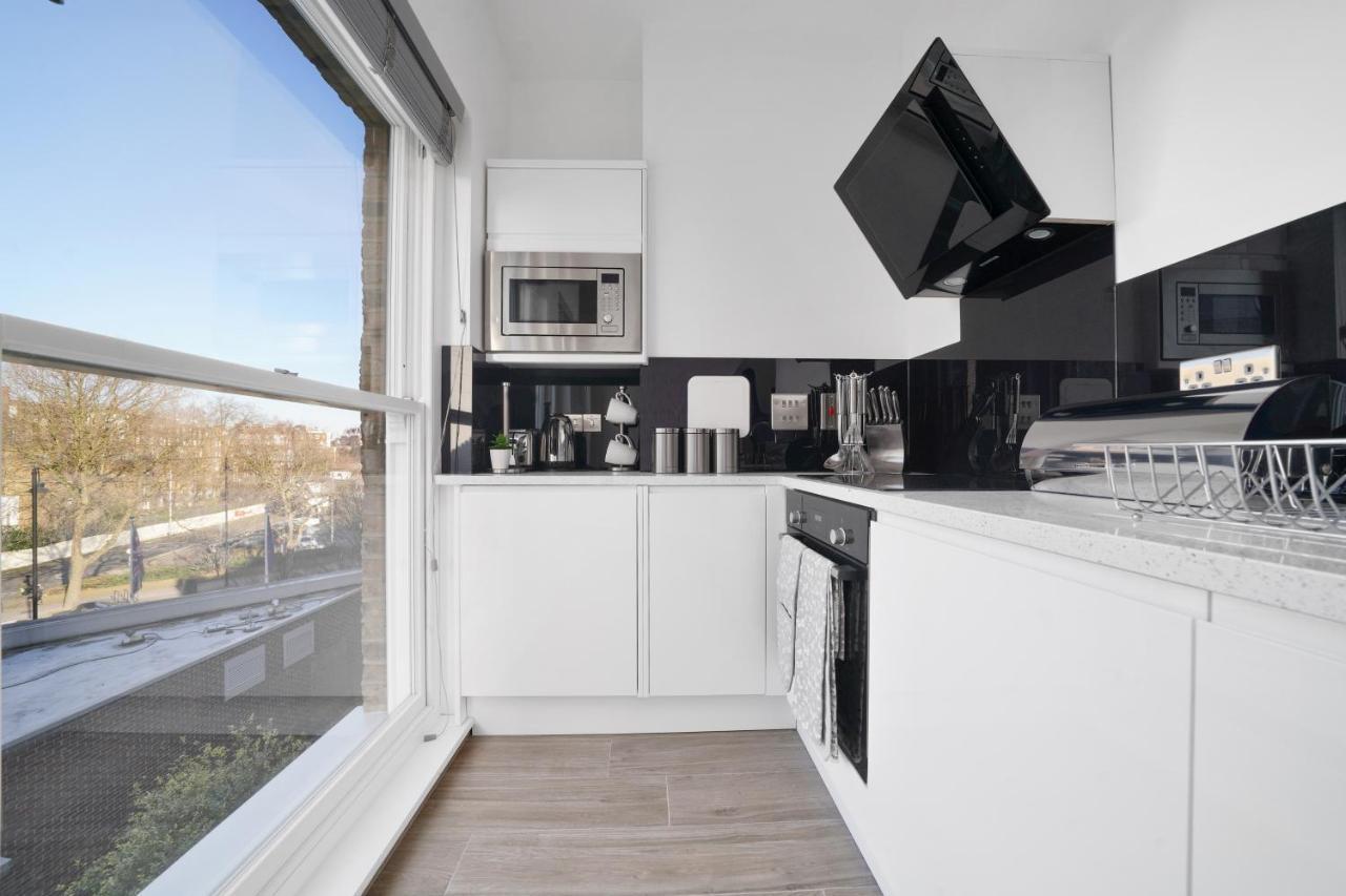 City Prime Apartments Londra Exterior foto A typical kitchen in a serviced apartment
