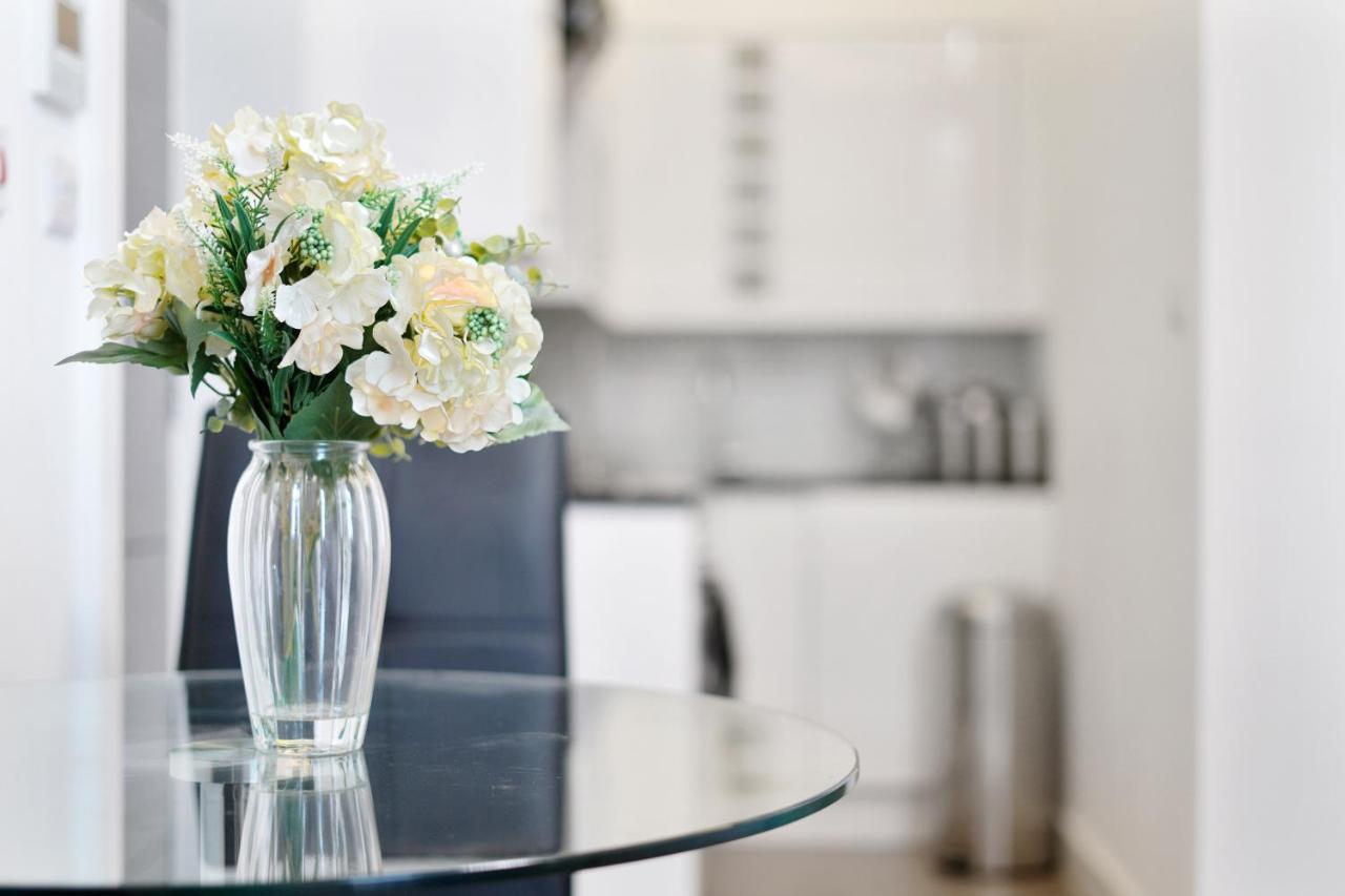 City Prime Apartments Londra Exterior foto A vase of flowers