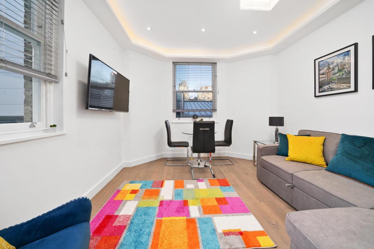 City Prime Apartments Londra Exterior foto A living room in a serviced apartment in London
