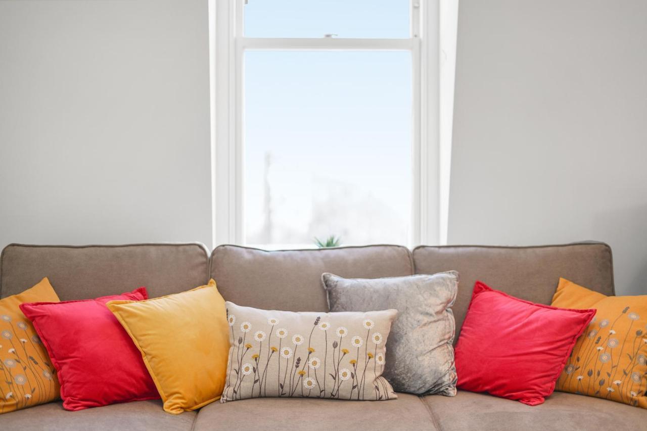 City Prime Apartments Londra Exterior foto Cushions on a sofa