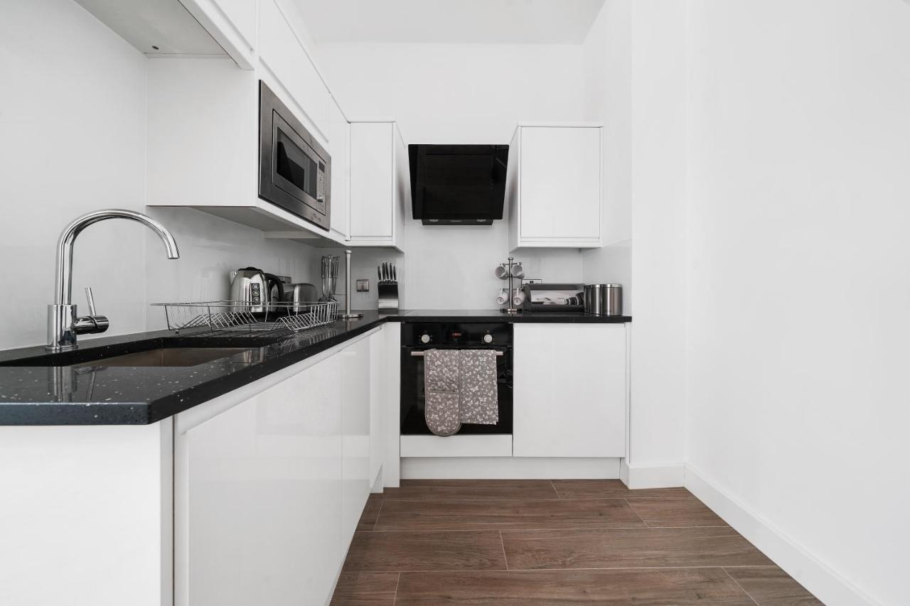 City Prime Apartments Londra Exterior foto A typical kitchen in a student apartment