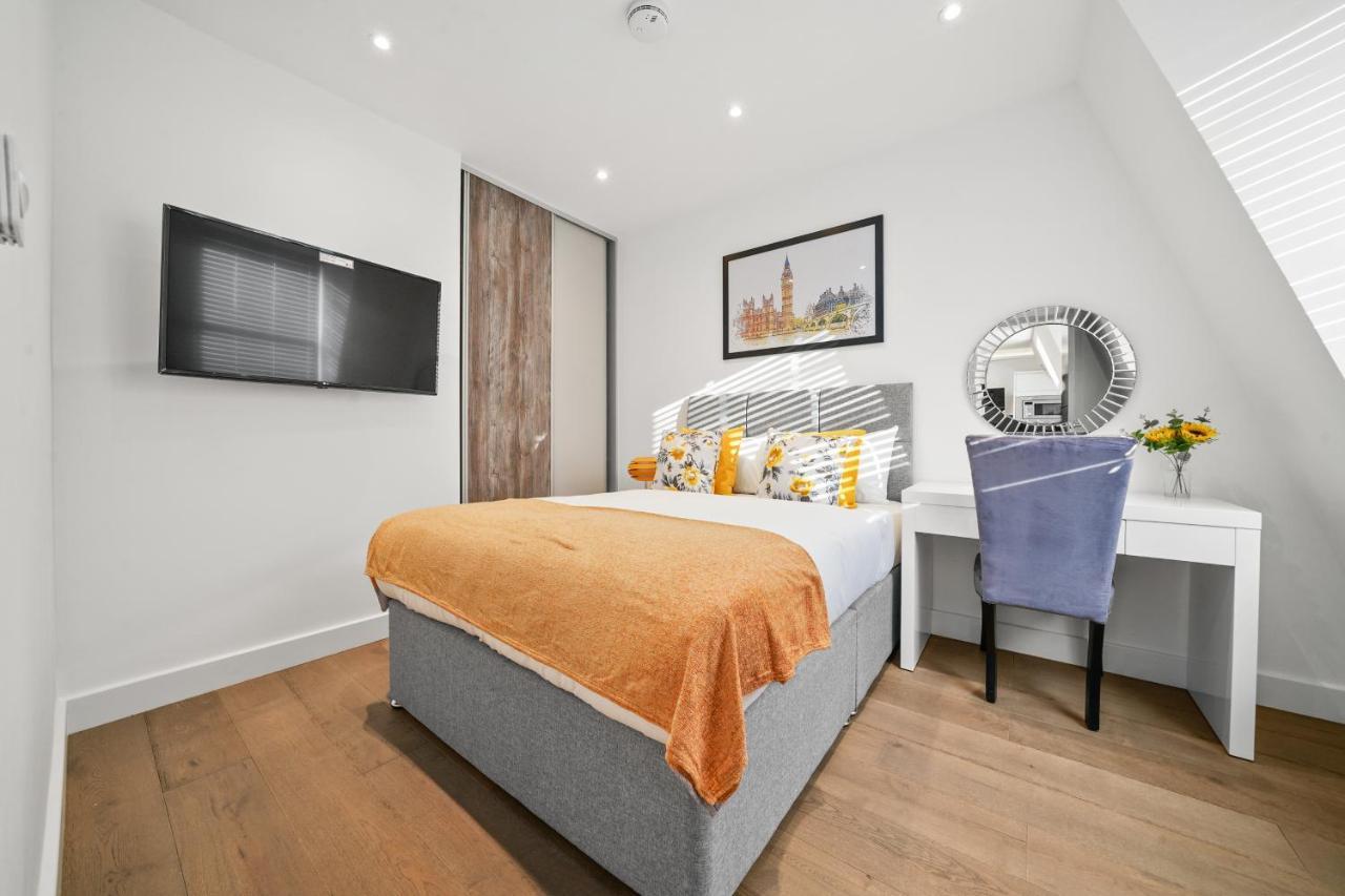 City Prime Apartments Londra Exterior foto A bedroom in a serviced apartment in London