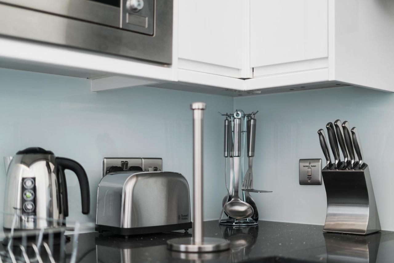 City Prime Apartments Londra Exterior foto A vertical paper towel holder